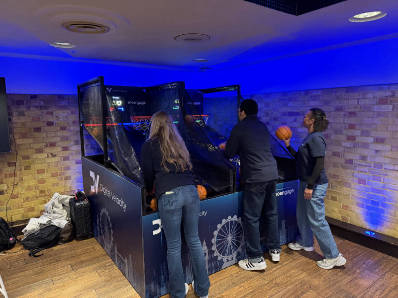 3 players using the 4-player basketball.